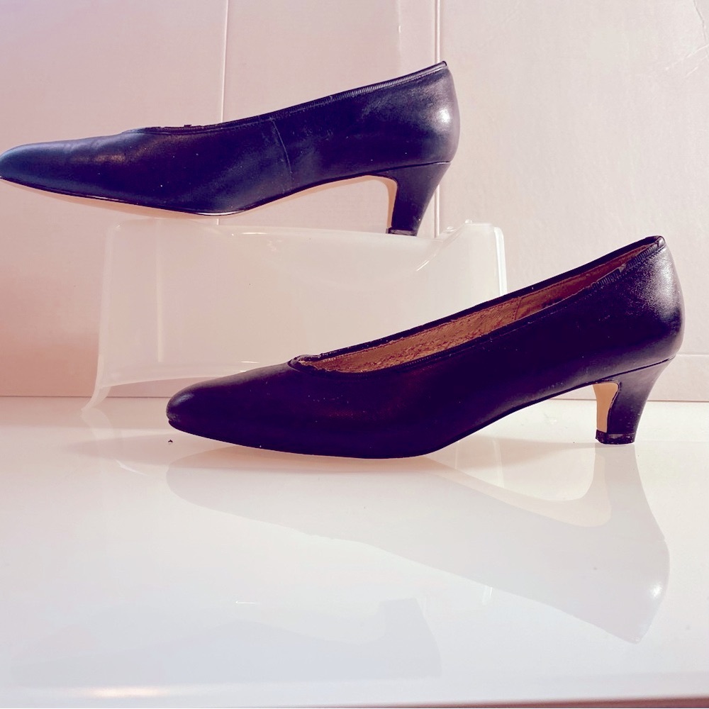 Naturalizer Navy Blue 71/2W Wide leather pointy Toes slip on low heels  pumps